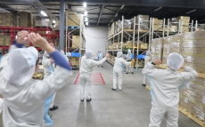朝礼で当日の作業内容を確認し、ラジオ体操で一日が
始まります。