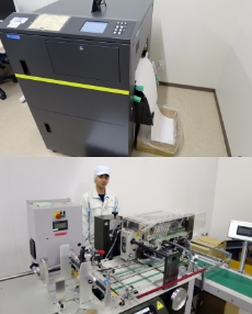 設備としてフラッシュ定着方式の高速プリンタとラベリングマシンを配置し、大量の宛名ラベルの作成から貼付けまでをこなします。